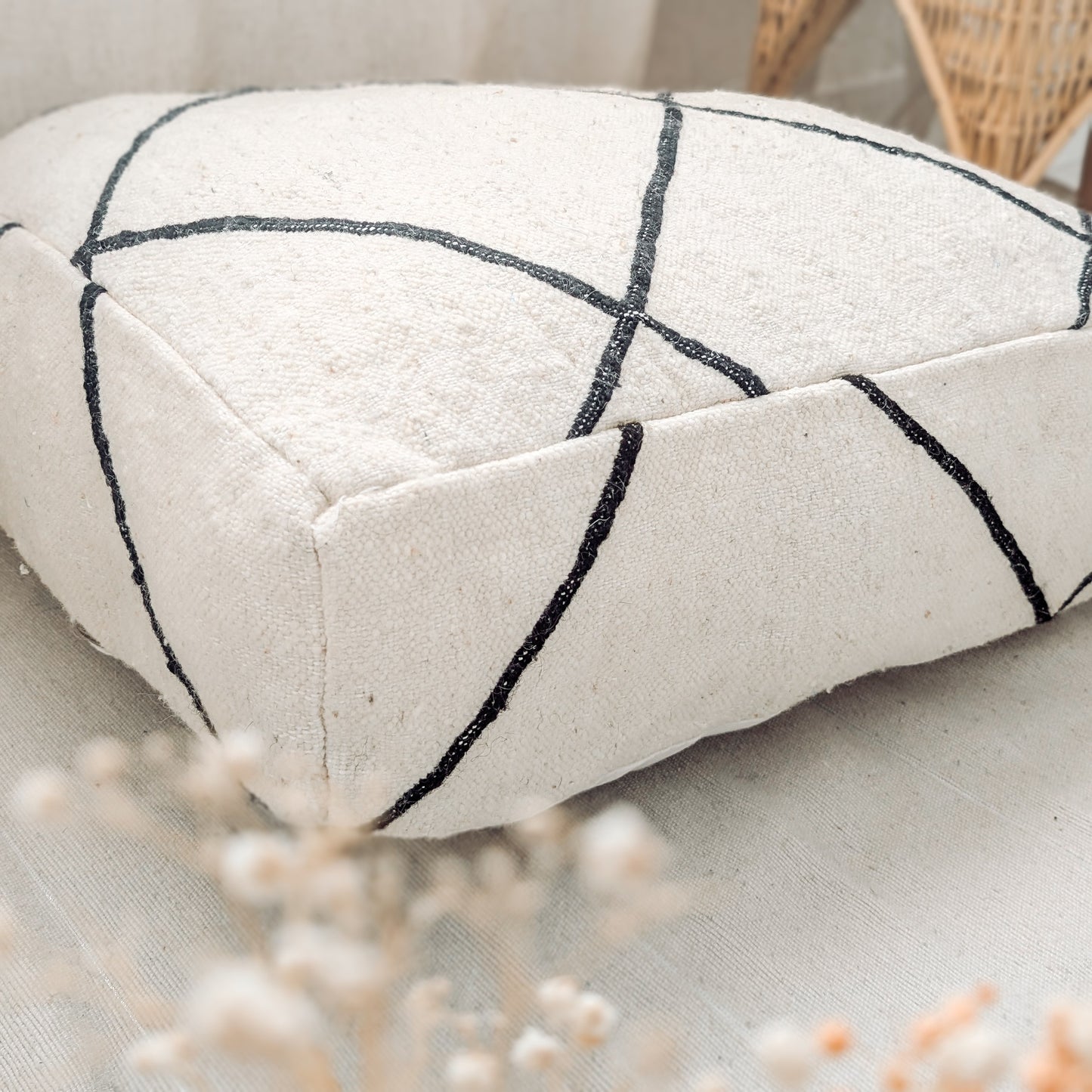 Pouf Kilim motifs géométriques noirs