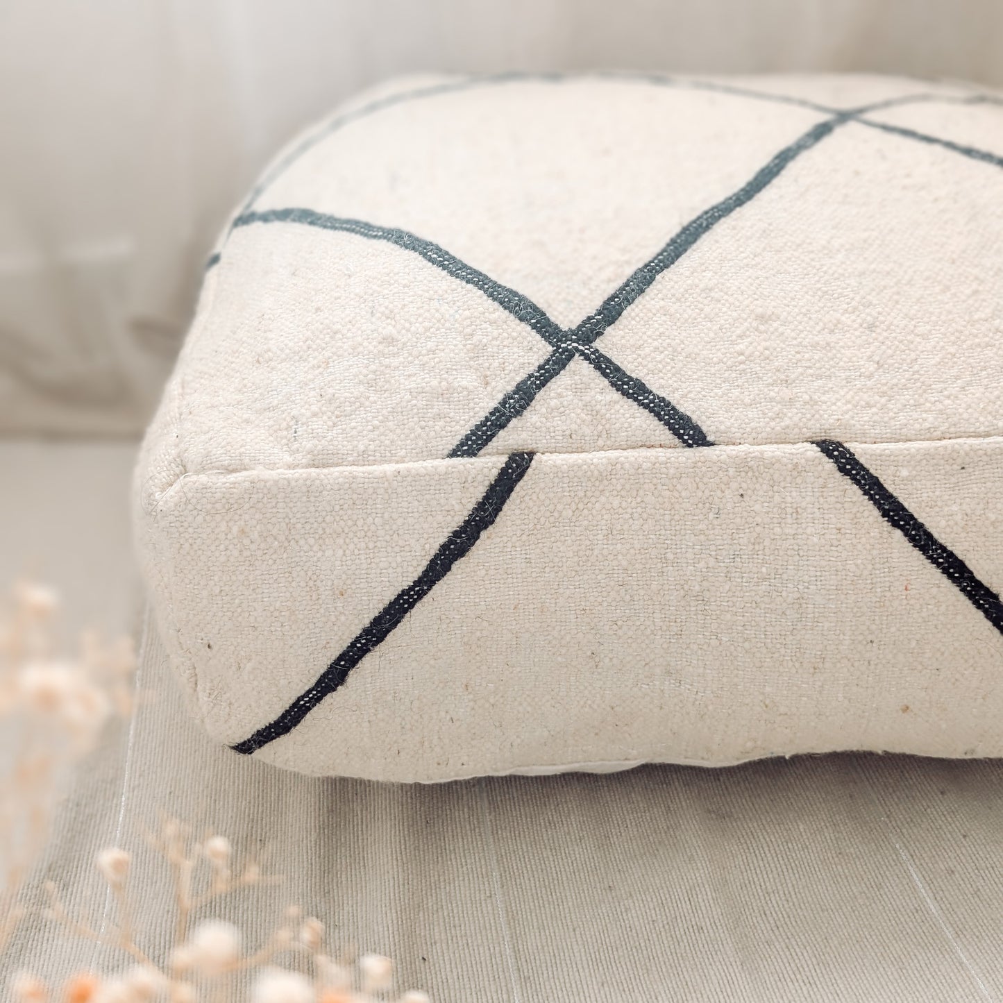 Pouf Kilim motifs géométriques noirs