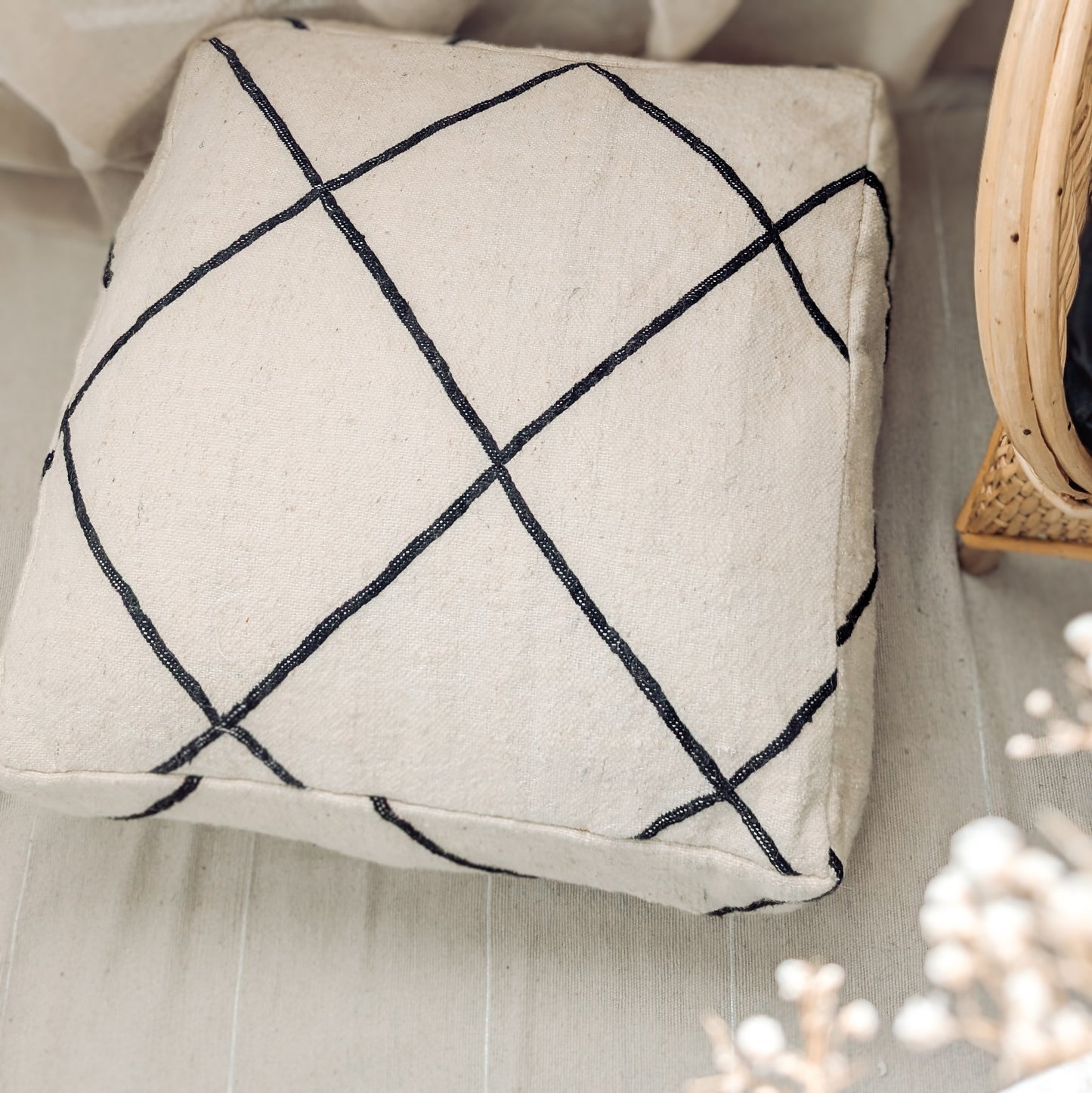 Pouf Kilim motifs géométriques noirs