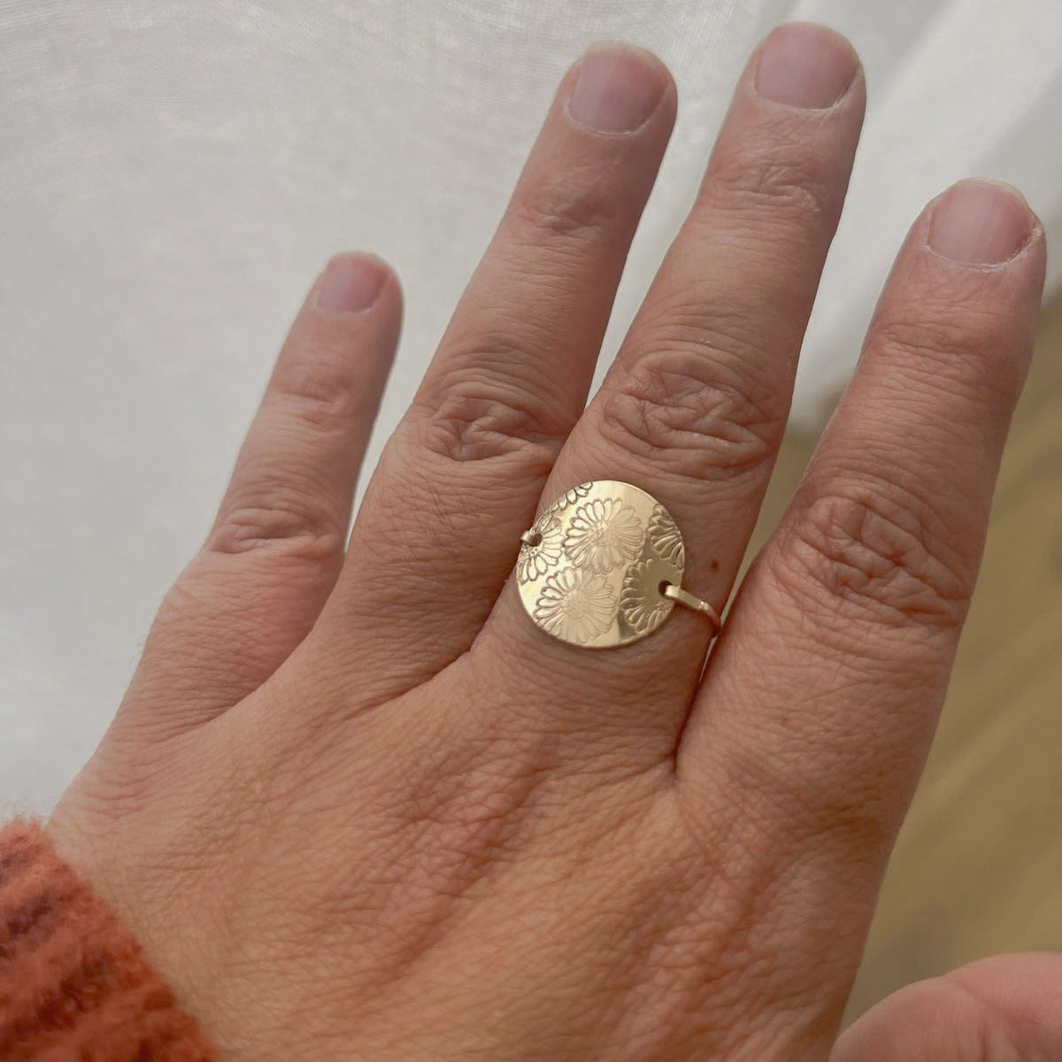 Bague estampée à la main en gold filled portée