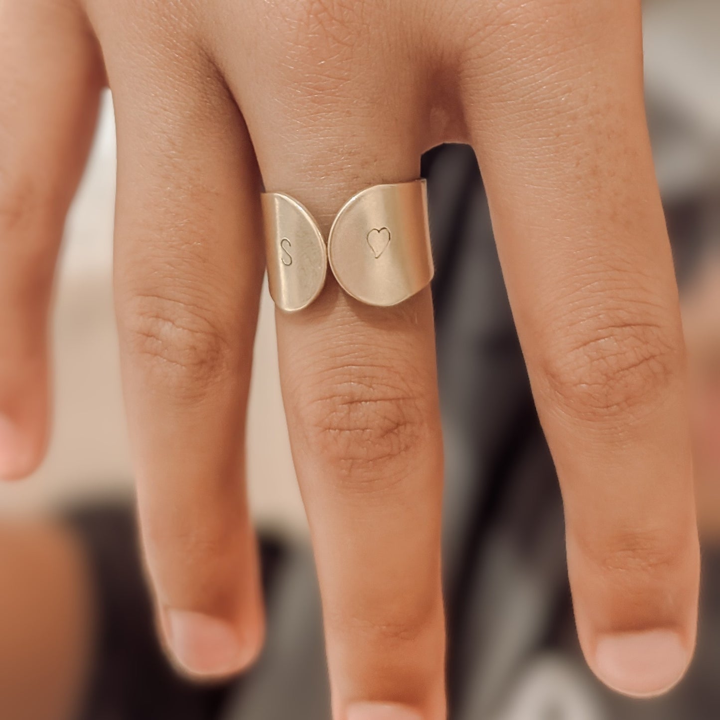 Bague personnalisée Dima - gravée main | Fabriquée en France