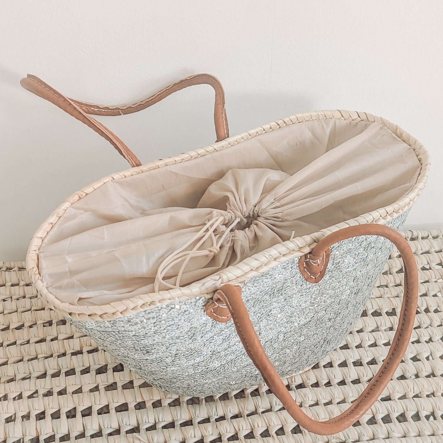 Panier paillettes argentées - Artisanat marocain