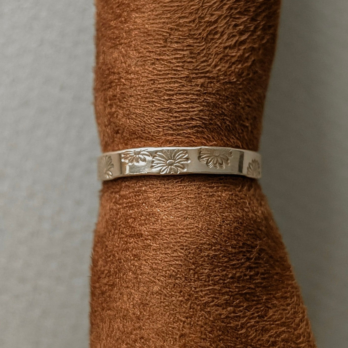 Bague fleur de naissance en or laminé 14k, estampée à la main - Mon Joli Souk