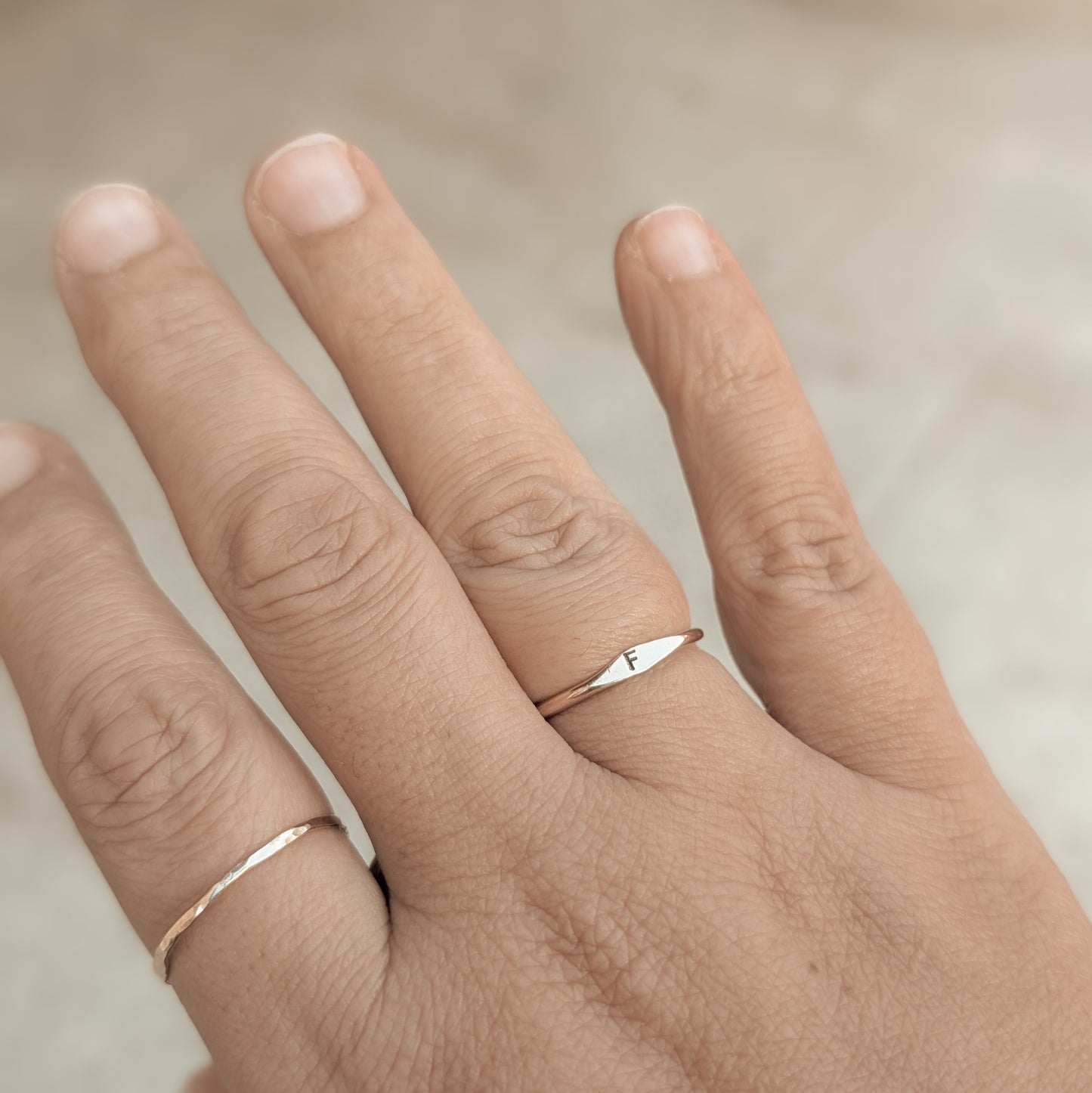 Bague initiale en gold filled personnalisée faite à la main