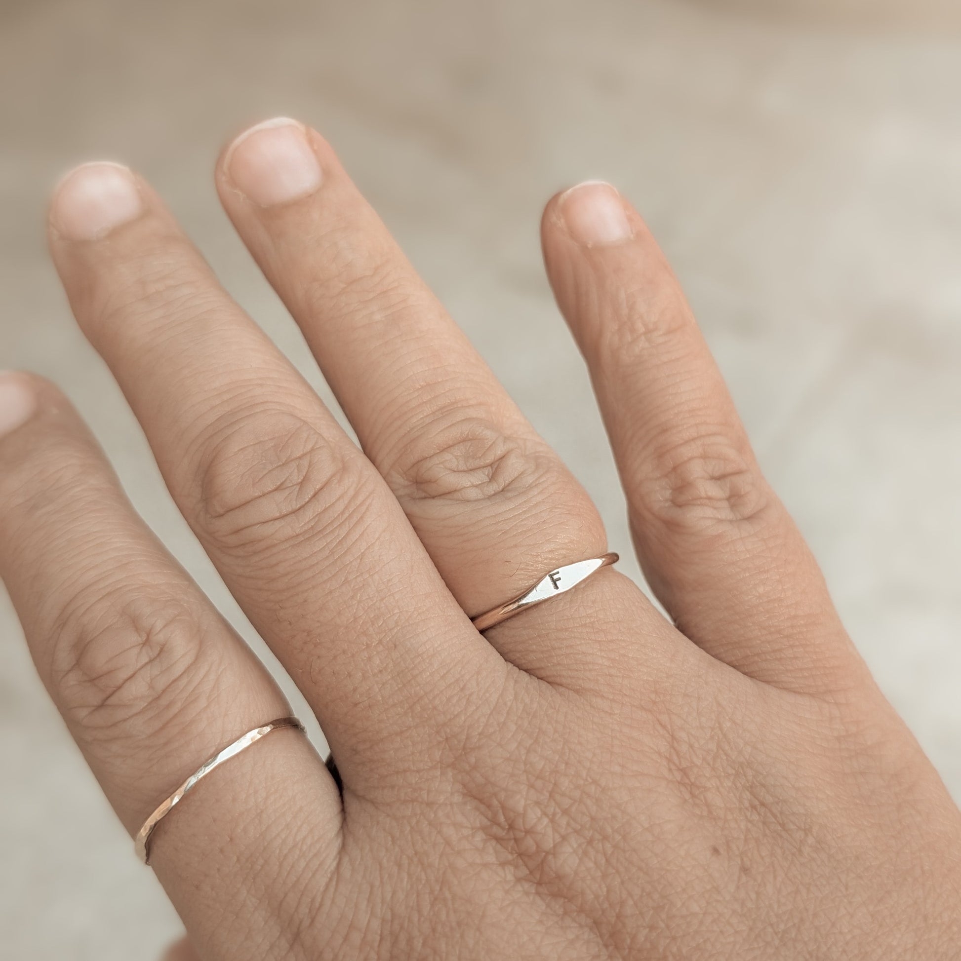 Bague initiale en gold filled personnalisée faite à la main