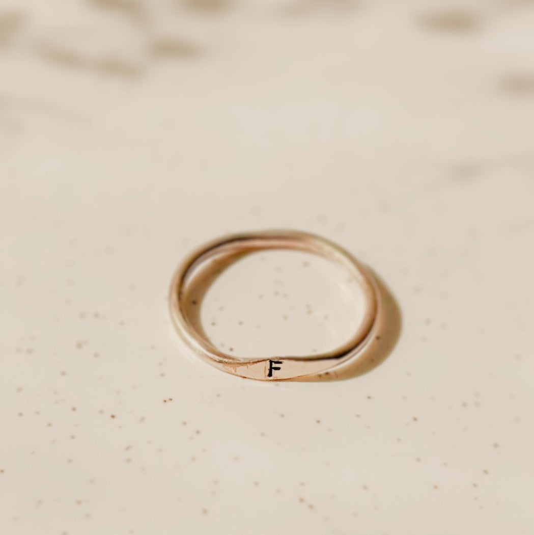 Détail de l'estampage de l'initiale sur bague en gold filled