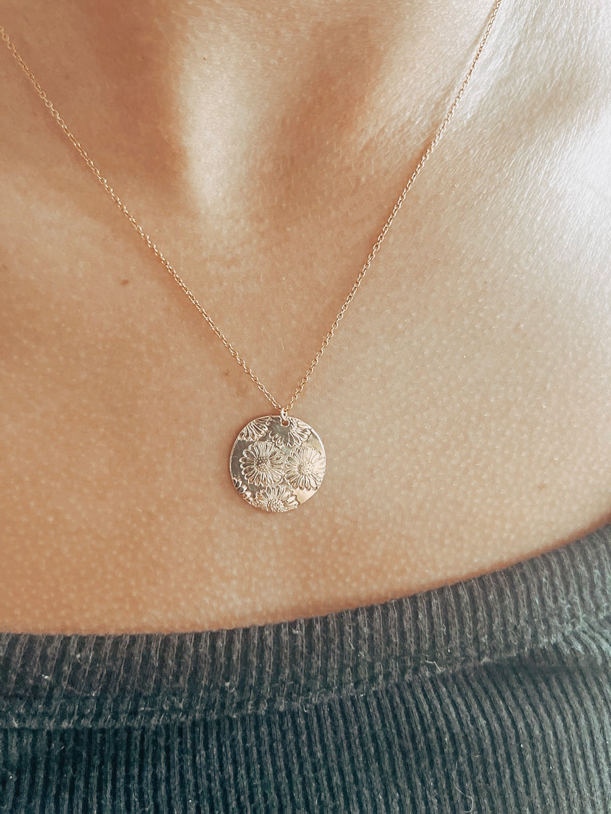 Collier femme gold-filled avec pendentif fleur, bijou minimaliste élégant, parfait pour offrir ou porter au quotidien