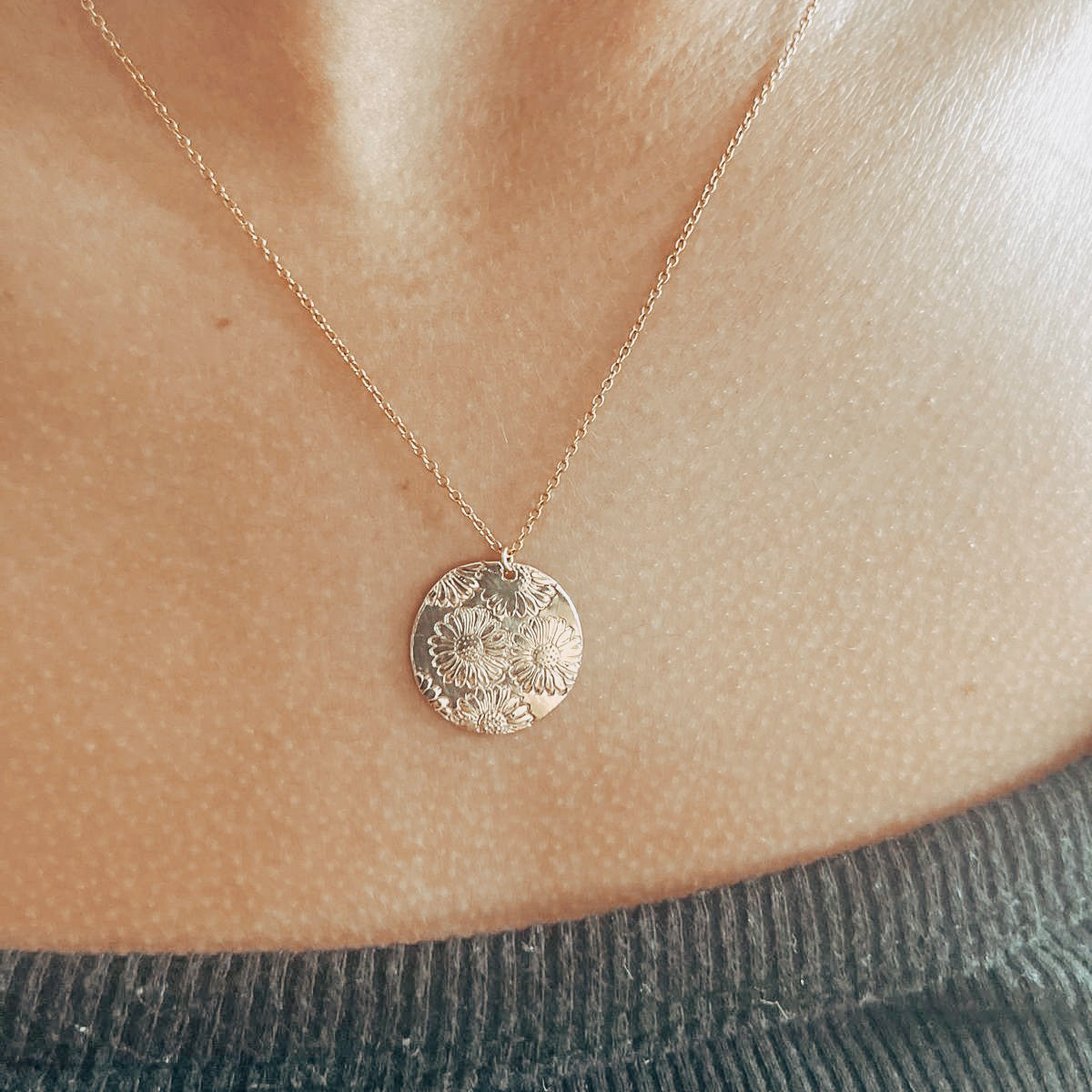 Collier femme gold-filled avec pendentif fleur, bijou minimaliste élégant, parfait pour offrir ou porter au quotidien